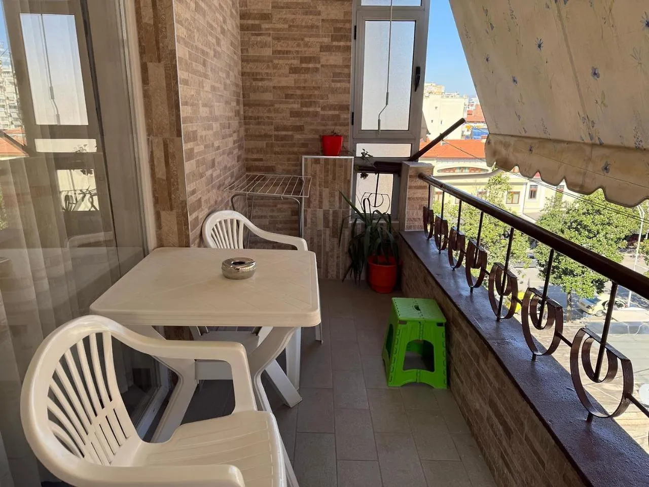 טיראנה Juli'S Central Spot
