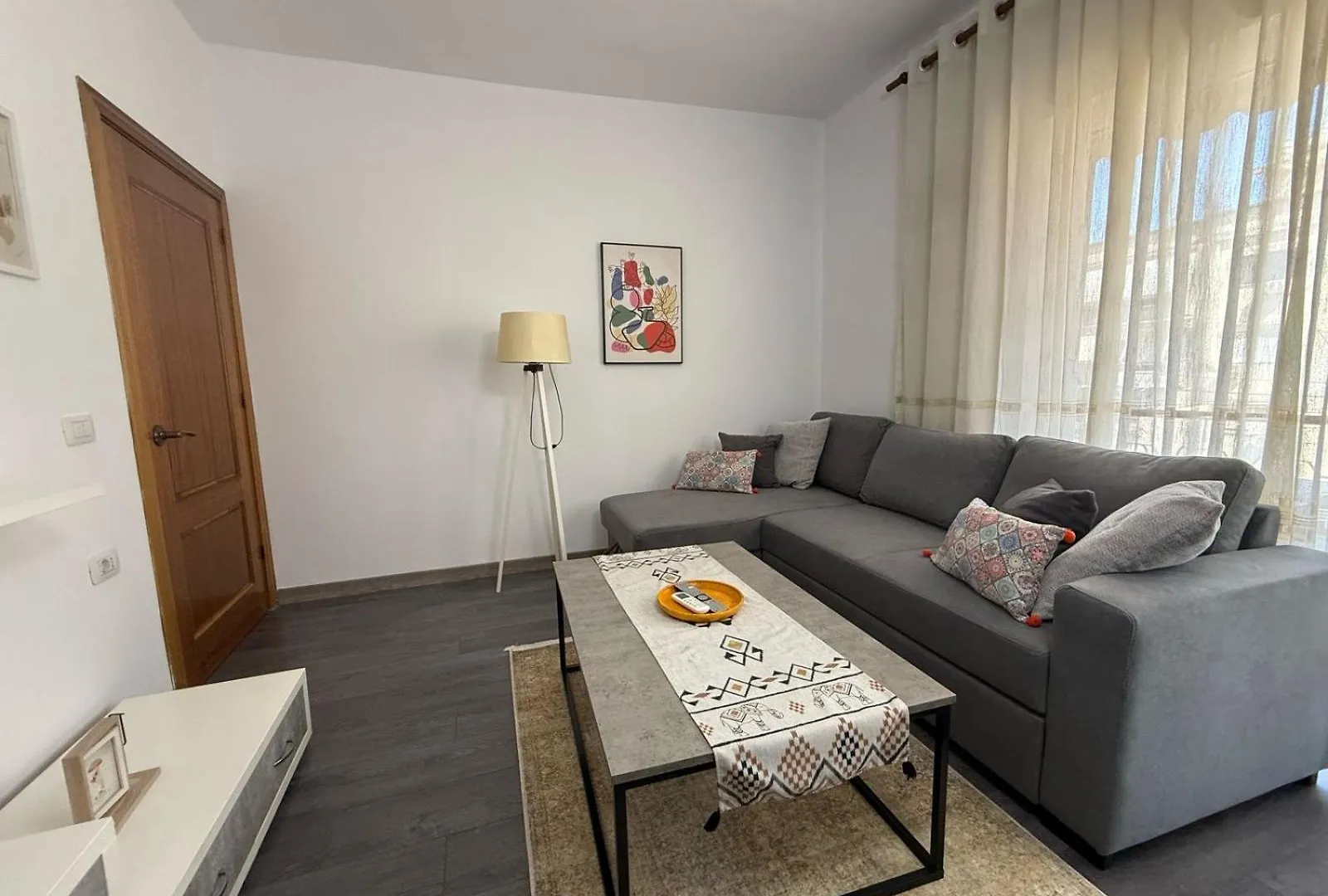 טיראנה Juli'S Central Spot 0*,