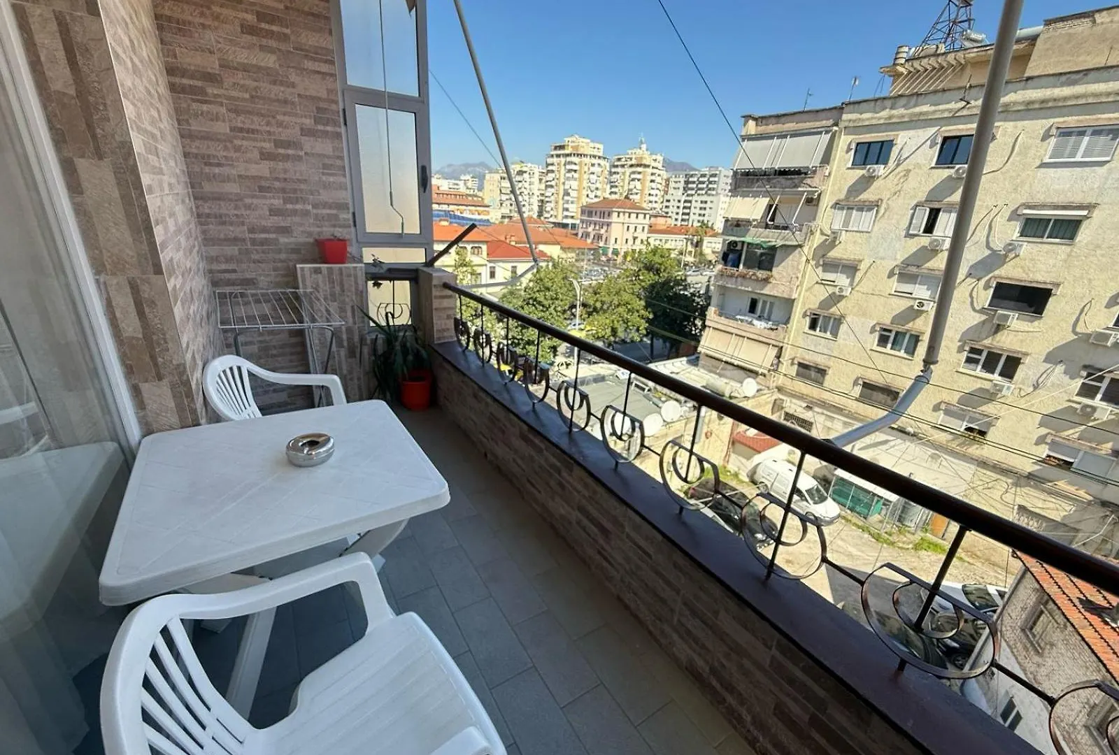 טיראנה Juli'S Central Spot 0*,