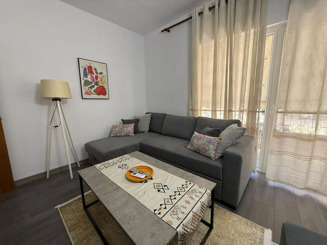 טיראנה Juli'S Central Spot
