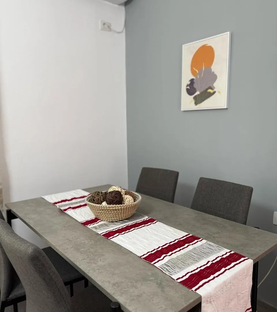 טיראנה Juli'S Central Spot