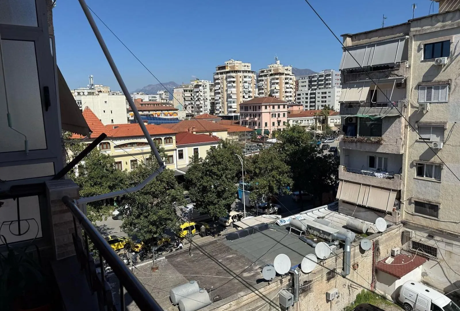 טיראנה Juli'S Central Spot